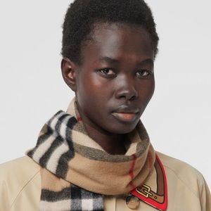 FLASH SALE ⚡️Burberry’s The Classic Check Cashmere Scarf